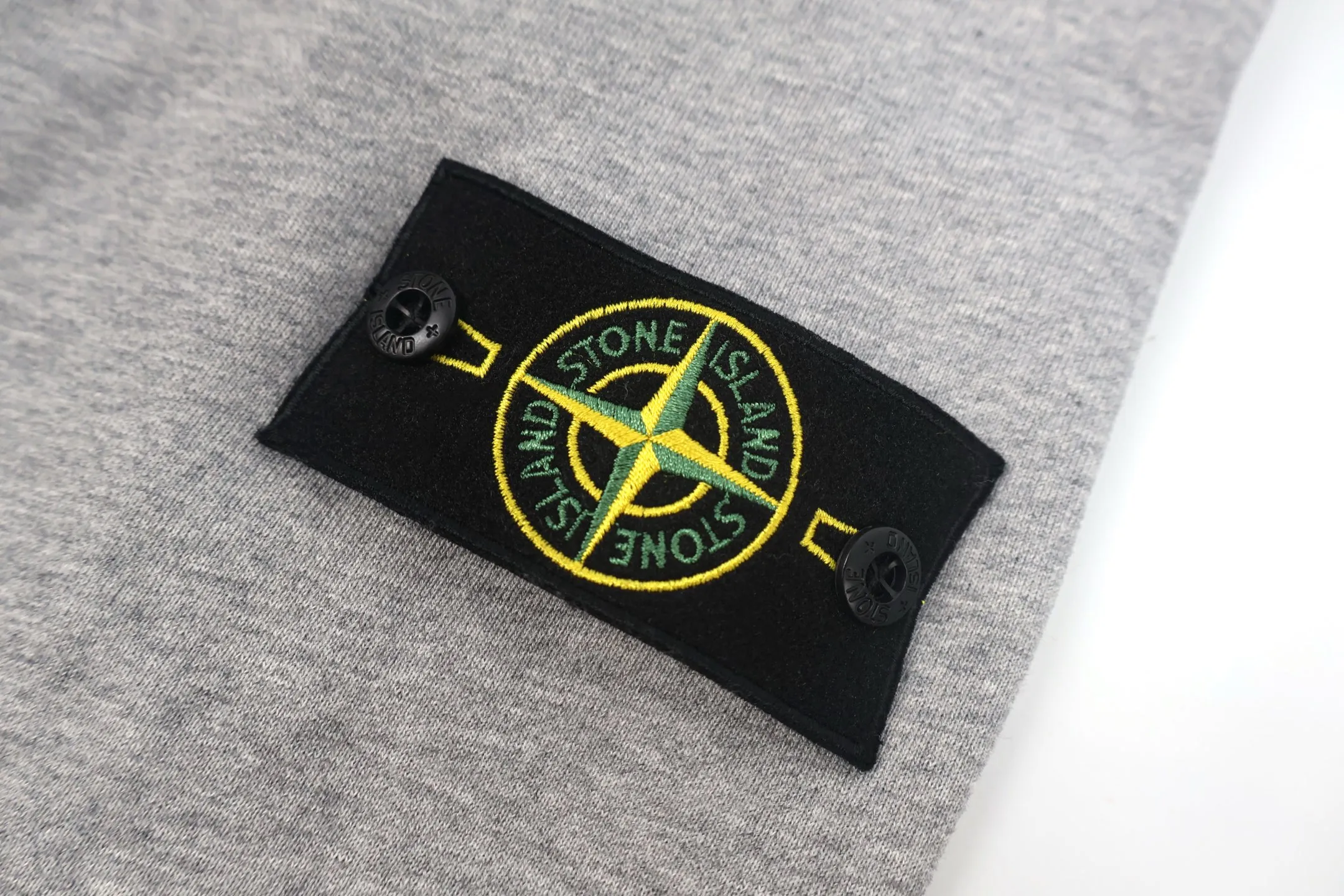 🅿️570 [Exclusive supply] Stone island gray zipper jacket (grey) originally purchased at 2442, the fabric is custom-made 100% cotton, the armband pattern is embroidered with Tajima machine thousands of needles, the stitching is fine and dense, the pattern is clear and the lines and three-dimensionality are strong. The hardware and accessories of the entire garment are all custom-made according to the original mold, with nylon rope zipper pulls, raglan sleeves and kangaroo pockets. Size:S-M-L